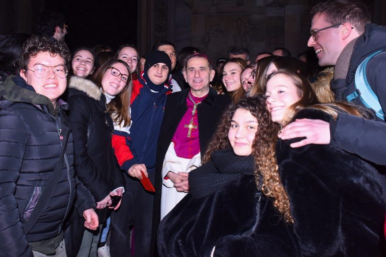 L'Arcivescovo con i ragazzi degli oratori in Duomo