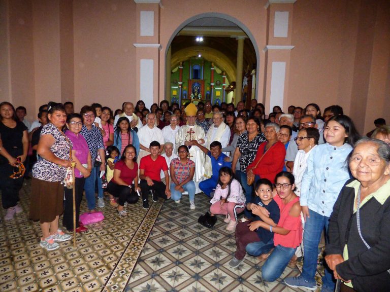 Foto di gruppo nella parrocchia San Jerónimo de Sayán