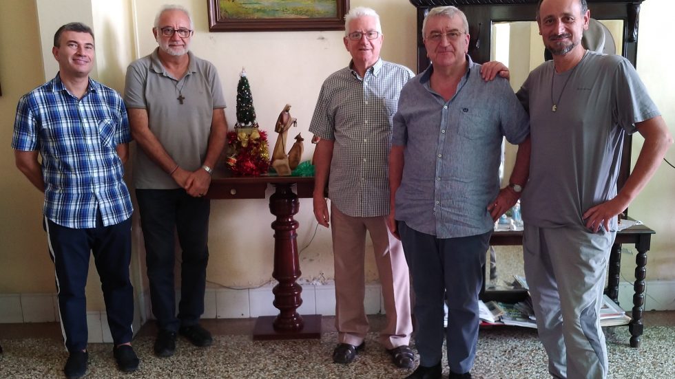 Don Ezio Borsani e gli altri “fidei donum” ambrosiani a Cuba con l'Arcivescovo di Santiago monsignor Dionisio