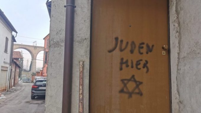 La scritta antisemita apparsa su una casa di Mondovì