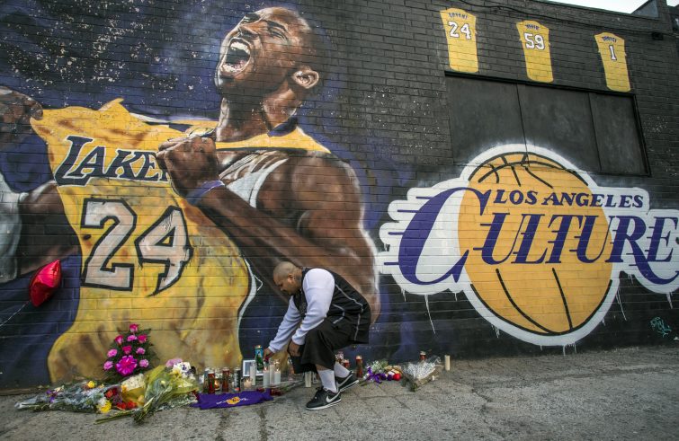 Fiori, lumi e preghiere per Kobe Bryant