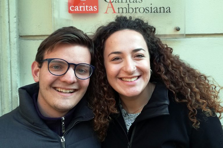 I due volontari in partenza. Nella minigallery foto che documentano i progetti “Case per gli sfollati”, “Miglioramento case” e “Formazione Caritas parrocchiali”, gli interventi a Kay Chal con minori, giovani e “bambini-schiavi”, la costruzione del dispensario nella parrocchia di Petite Rivière e la presenza dei volontari del servizio civile e dei Cantieri della Solidarietà