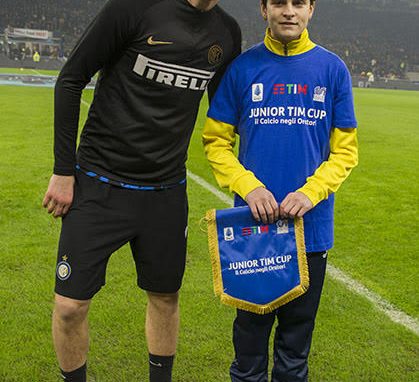 brozovic-riceve-gagliardetto-jtc