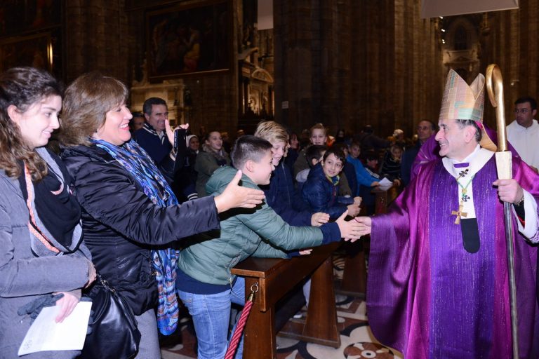 L'Arcivescovo con studenti e genitori in occasione di una Messa d'Avvento in Duomo 