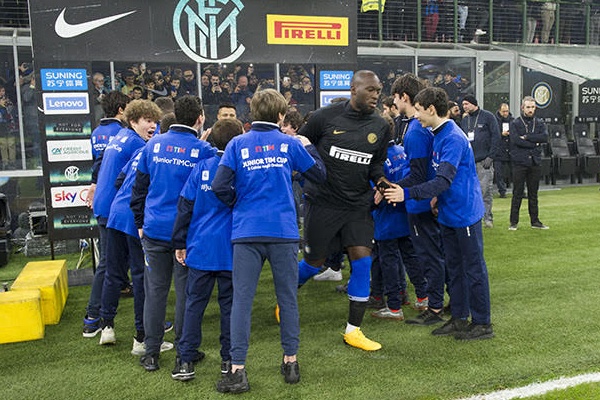 I ragazzi salutano l'Inter all'ingresso