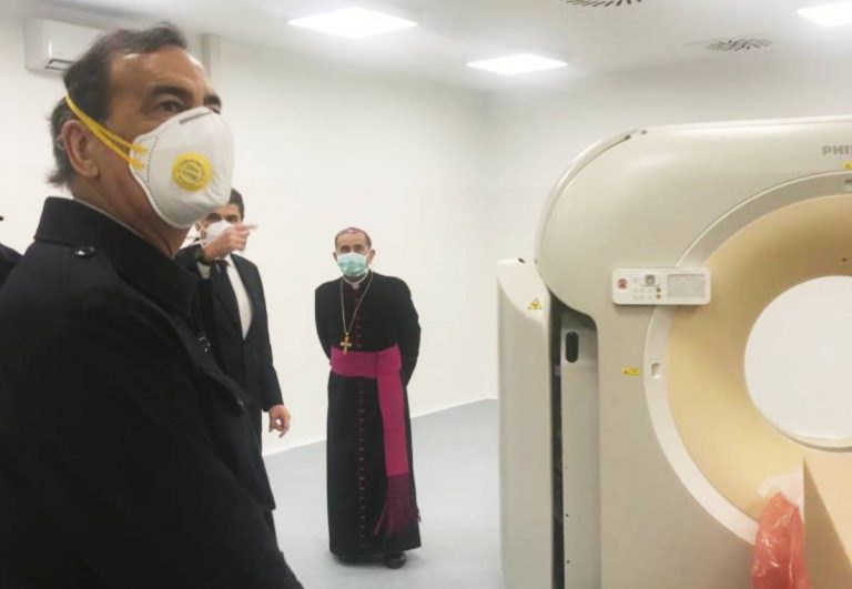 L'Arcivescovo durante la visita al nuovo ospedale realizzato in Fiera