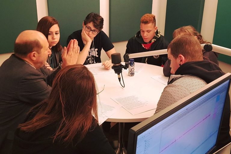 Il sociologo Maurizio Ambrosini registra un programma a radio "iSemprevivi" insieme ai ragazzi del Centro diurno adolescenti "Il sorriso di Lollo"