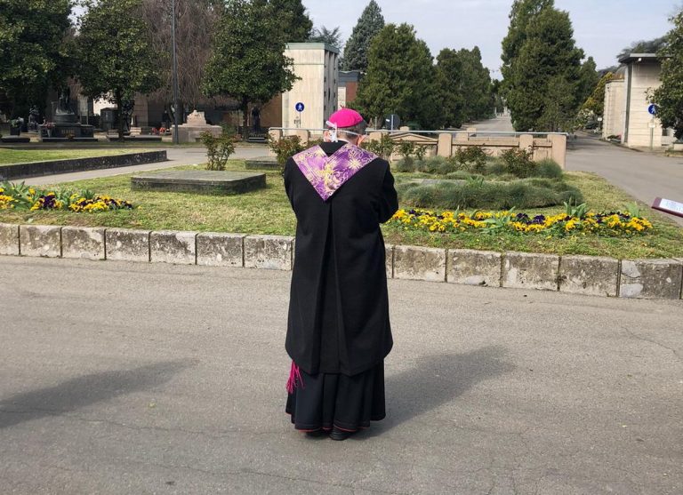 L'Arcivescovo a Musocco durante una preghiera per le vittime del Covid
