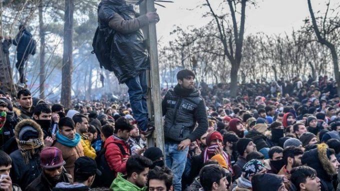 Una raccolta fondi per i profughi che scappano dalla Turchia