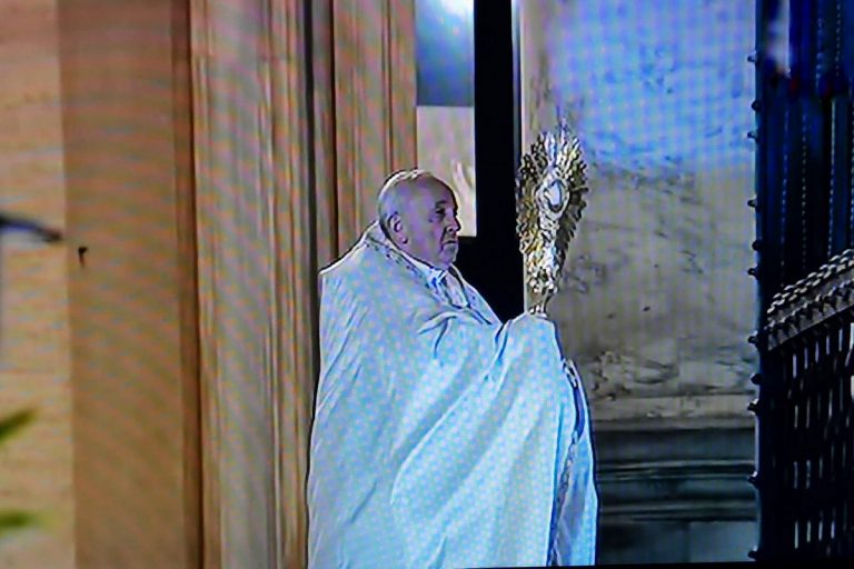 La benedizione del Papa sul sagrato di San Pietro 