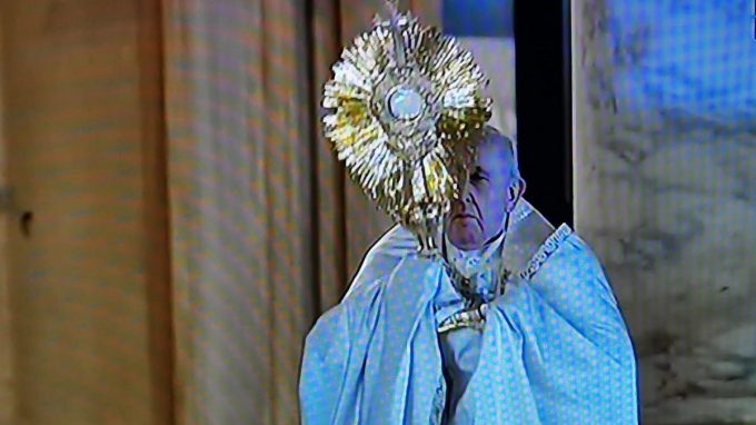 Papa Francesco, preghiera per l'umanità sul sagrato di San Pietro
