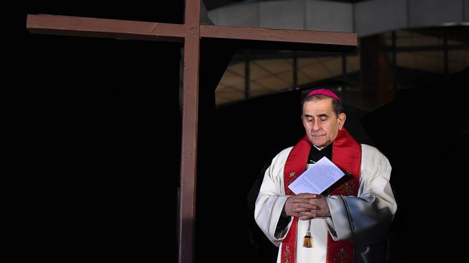 Via Crucis con l'Arcivescovo in diretta tv, radio e web