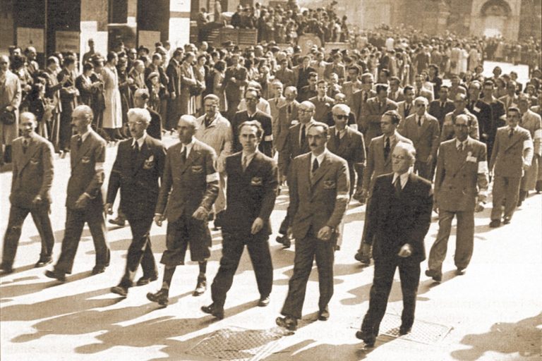 La storica sfilata dei capi del Cln per Milano liberata