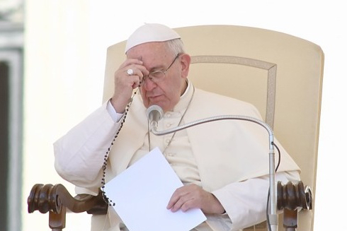 Il Papa: «Pregare il Rosario a casa e in famiglia»