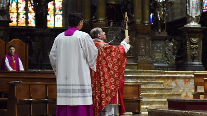 «Contemplare la Croce con lo sguardo delle donne»