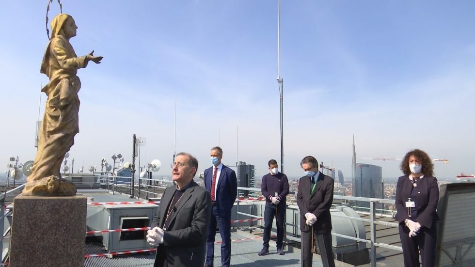 L'Arcivescovo prega il rosario davanti alla copia della Madonnina sul "Pirellone" (maggio 2020)