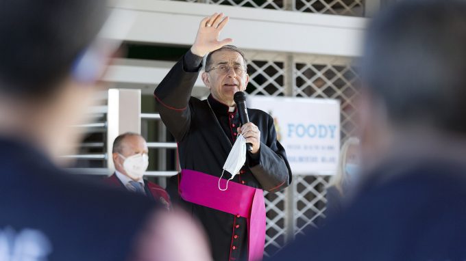 sua-eccellenza-arcivescovo-monsignor-delpini-fa-visita-ai-lavoratori-del-mercato-agroalimentare-di-milano-9