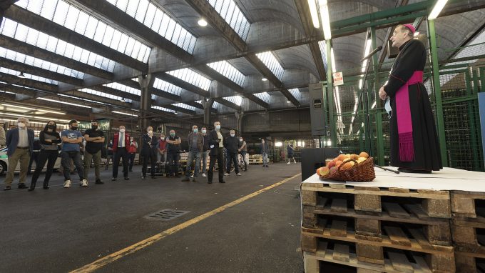 sua-eccellenza-arcivescovo-monsignor-delpini-fa-visita-ai-lavoratori-del-mercato-agroalimentare-di-milano-13