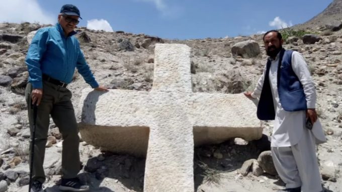 Una croce di mille anni fa scoperta ai piedi del K2