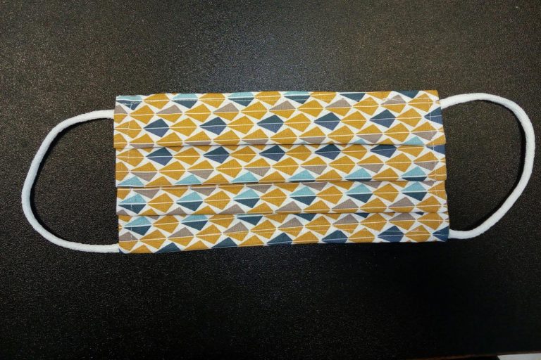 Una mascherina con disegni fantasia