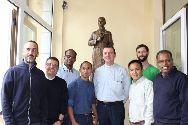 I diaconi del Pime con il Rettore padre Bonalumi e il Superiore padre Brambillasca (al centro)