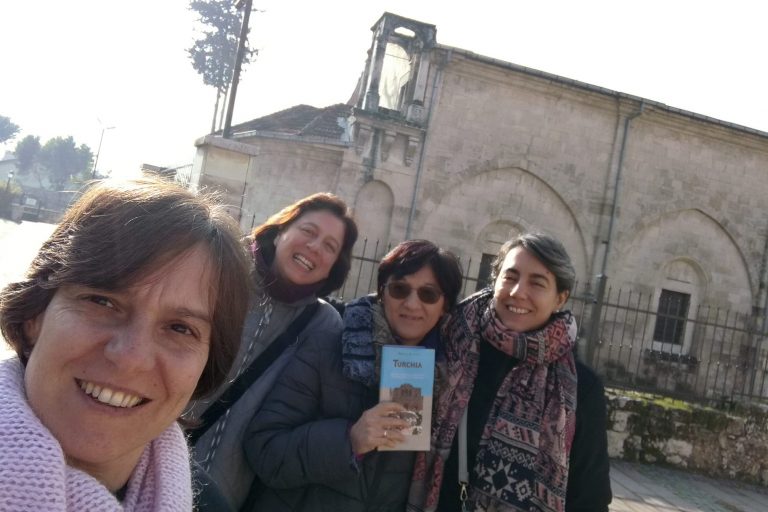 Maria Grazia Zambon davanti alla chiesa di Tarso con alcune consorelle in visita