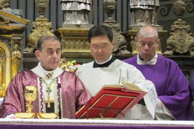 Monsignor Maurizio Rolla, a destra, durante una celebrazione presieduta dall'Arcivescovo