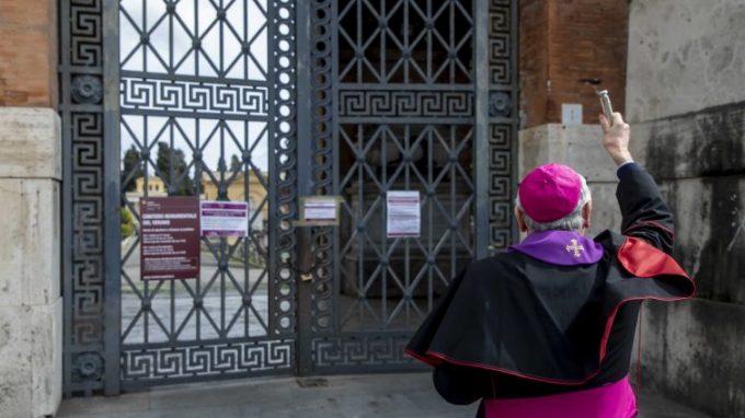 Preti morti per Covid-19, «eroi che hanno permesso di non perdere la speranza»