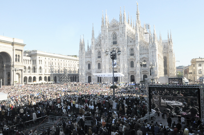 Un'immagine di piazza Duomo il giorno della beatificazione di don Gnocchi