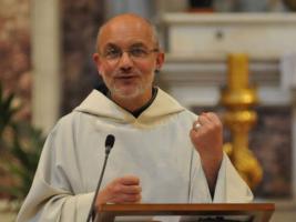 La gioiosa fatica di rinascere dal basso, attraversando le ombre di un mondo chiuso