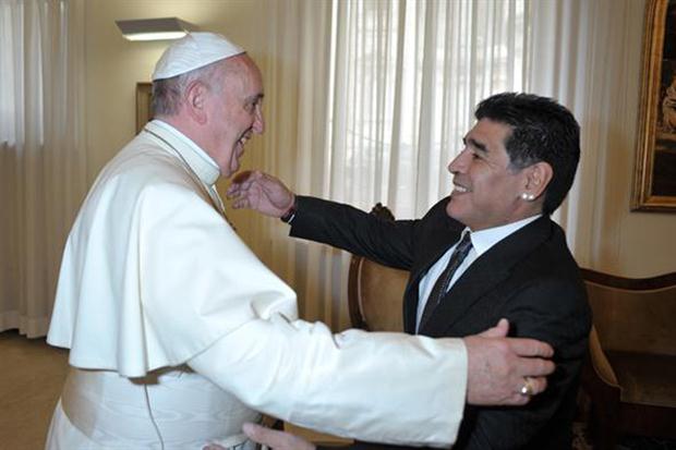 Diego Armando Maradona con papa Francesco