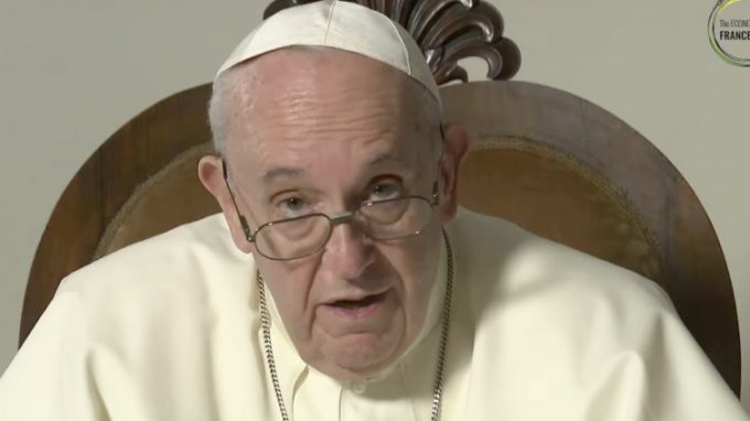 Il Papa ai giovani: «La misura dello sviluppo è l’umanità»