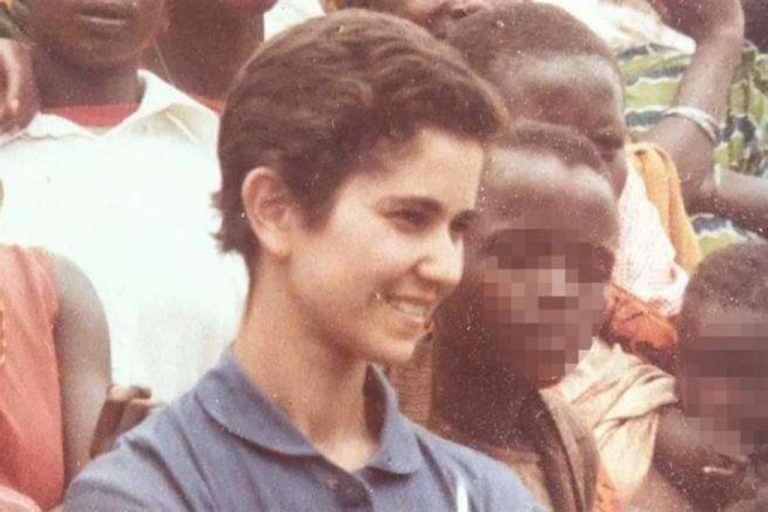 Una foto della religiosa da giovane in missione in Africa 