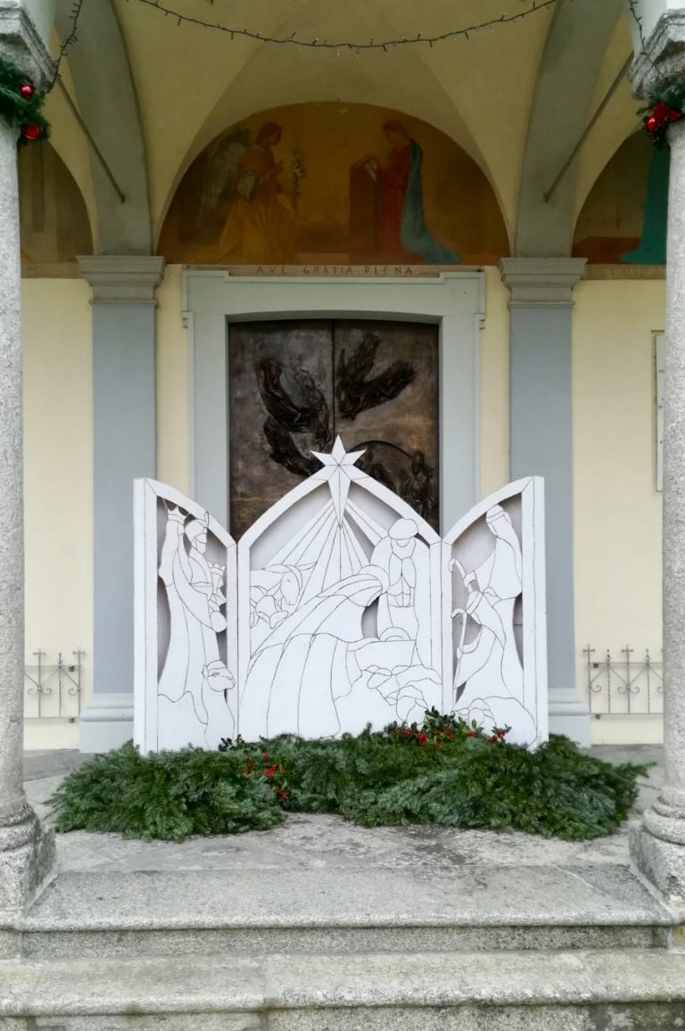 Il trittico esposto fuori dal Santuario