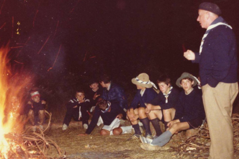 Baden durante un fuoco di bivacco con i suoi ragazzi scout