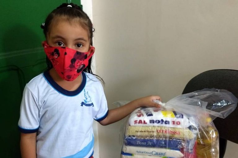 Una bambina di Marituba con una “cesta basica”