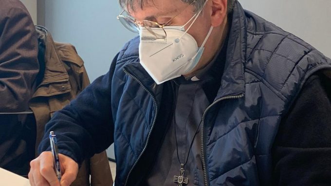 don-giuseppe-marinoni-appone-la-firma