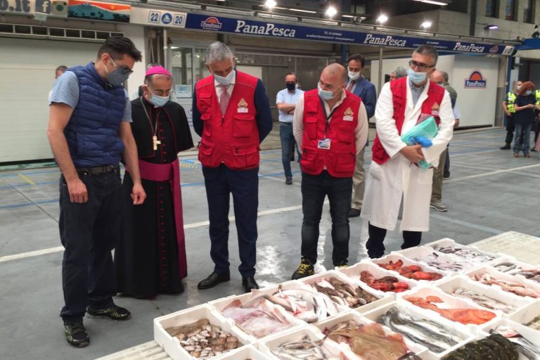 L'Arcivescovo durante una precedente visita al Mercato