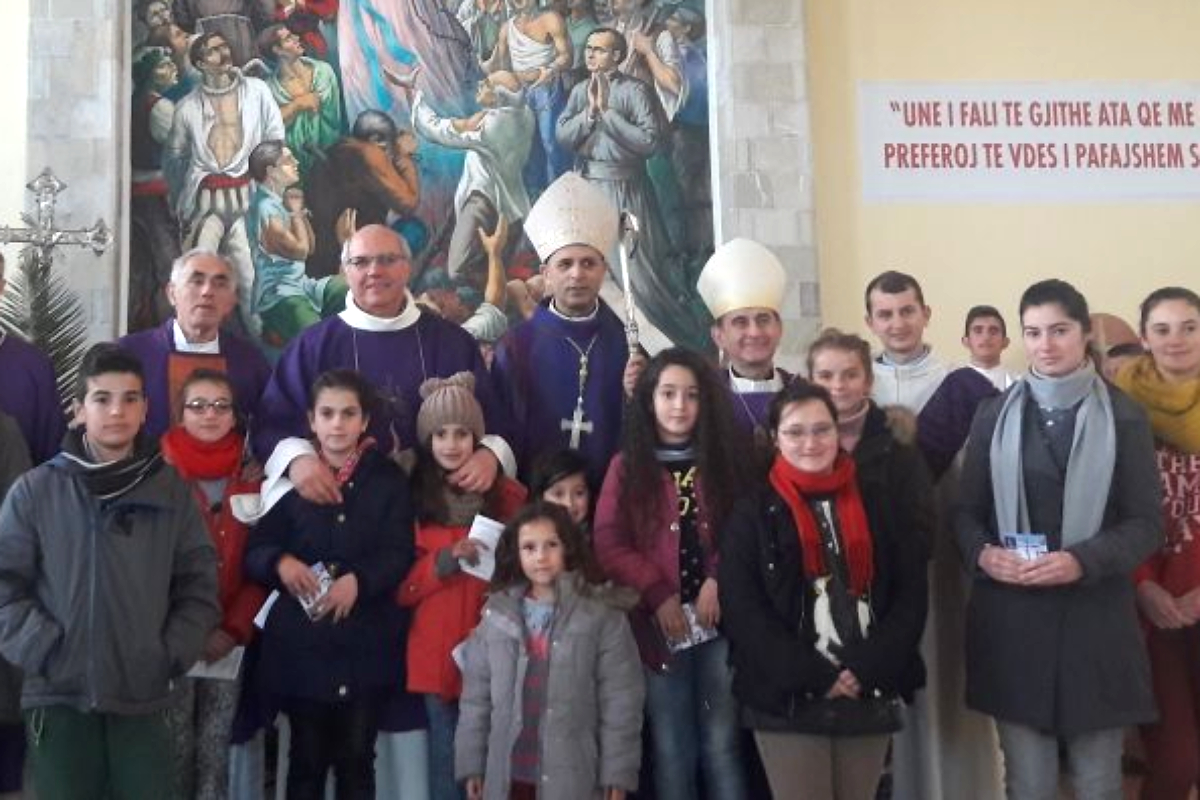 Il-vescovo-Mons-Mario-in-visita-alla-missione-2018-qui-a-Blinisht-con-Mons-Simon-Kulli (1)