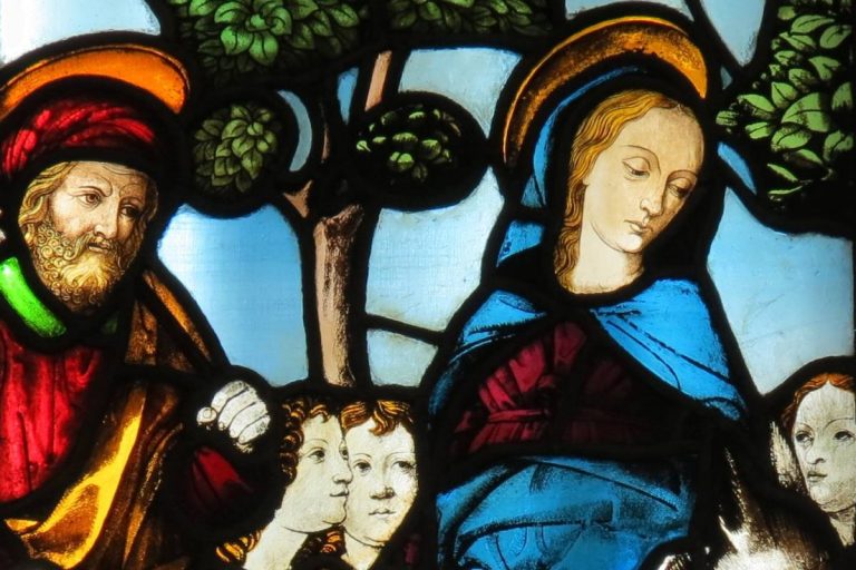 Maria e Giuseppe rappresentati nell’antello della vetrata del Duomo dedicata al Nuovo Testamento (particolare)