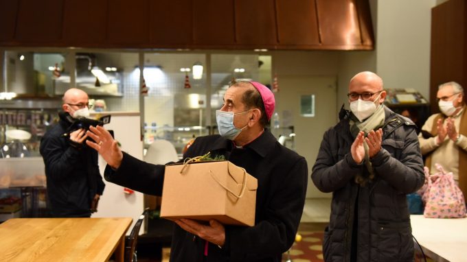 «A Natale Dio si fa bambino per condividere fragilità e povertà»