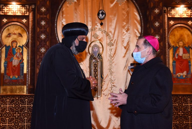 L'Arcivescovo e anba Antonio in un incontro presso il Monastero Anba Shenuda a Lacchiarella