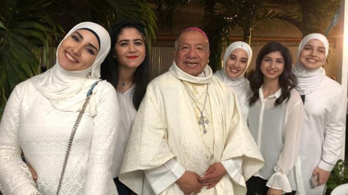 2-mons-ruben-con-ragazze-di-varie-religioni-istanbul-gen-2019