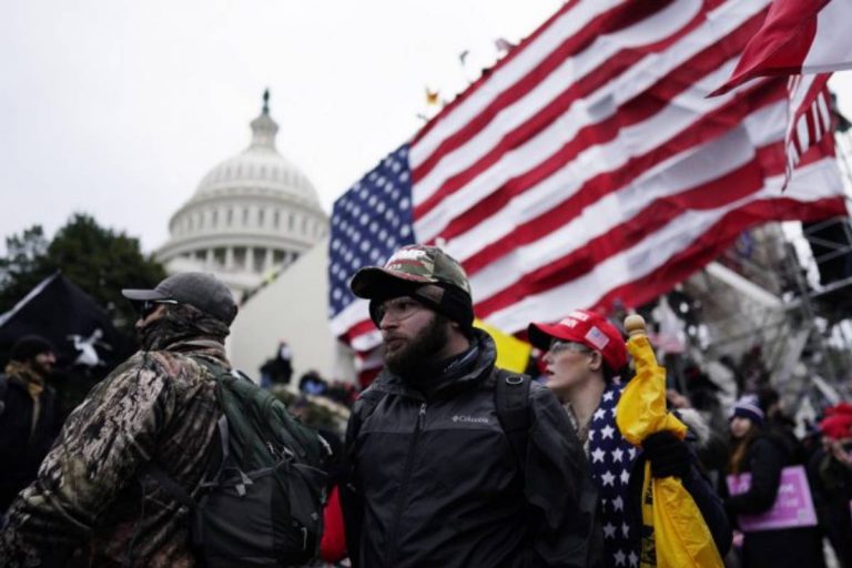 L'assalto a Capitol Hill (foto Ansa Sir)