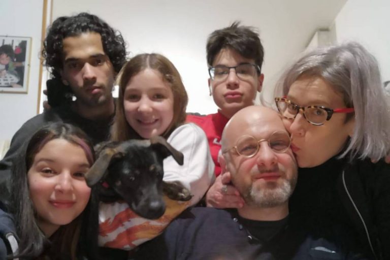 Marco e Maddalena Cozzi con i tre figli e Islam