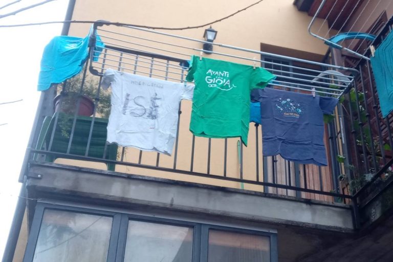 Le magliette esposte nel flash-mob simbolico