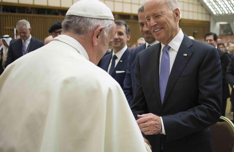 Papa Francesco e Joe Biden in un incontro di qualche anno fa