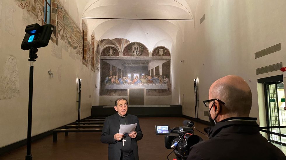 L'Arcivescovo durante le riprese al Cenacolo