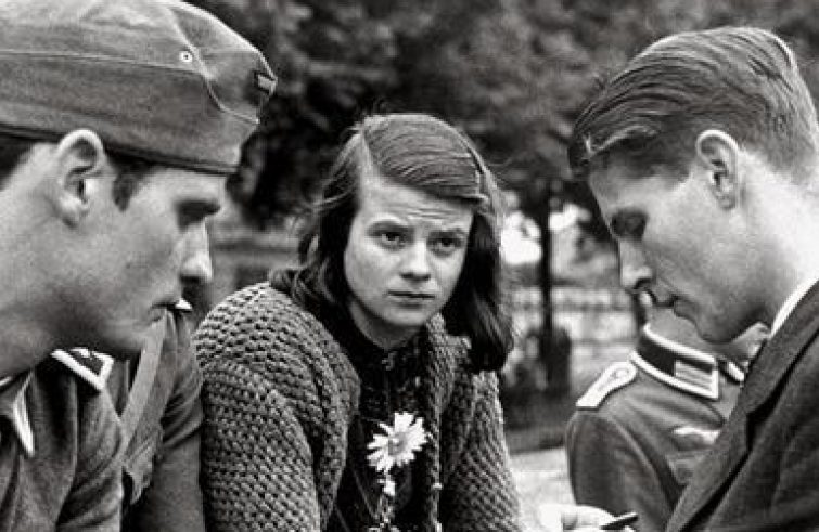 Sophie Scholl tra il fratello Hans e Christoph Probst