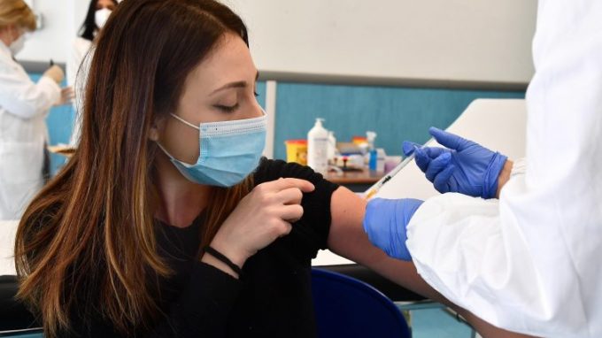 Vaccinazioni, Bassetti: «Daremo un nuovo contributo di carità»